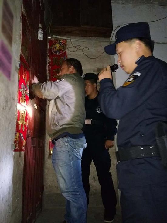 台中粗心妈妈误将幼女锁家中 民警全城寻开锁师傅开门